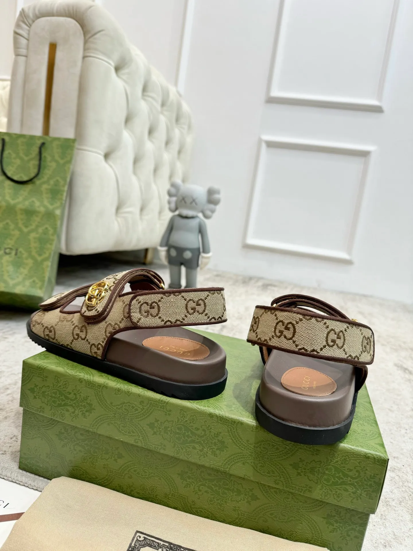 👟👟Ex-factory price 520👟👟 Gucci two-strap Velcro flat sandals beach shoes Early spring series GG classic presbyopic fabric beach sandals are decorated with classic GG presbyopic canvas fabric fabric with double G metal buckle ✔️ Fabric: Original customized imported double G presbyopic ✔️ Lining: imported sheepskin ✔️ Heel: 2.0CM thick sole ✔️ Outsole: Mold imported rubber sole ✔️ Code number: 35-40 (41 customized, non-refundable)